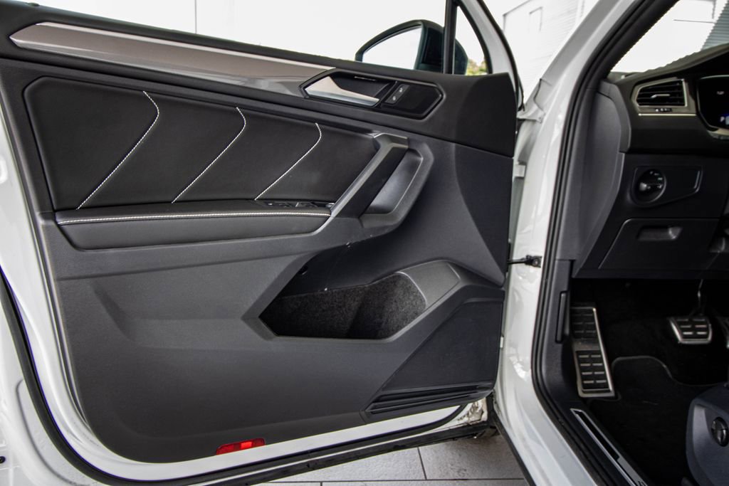 Used 2023 Volkswagen Tiguan SE R-Line image 19