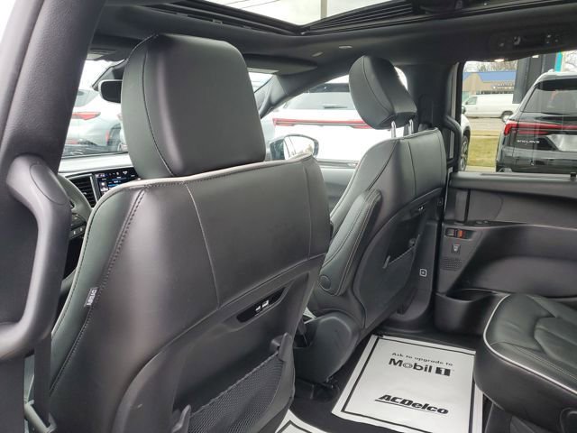 Used 2025 Chrysler Pacifica Limited image 34