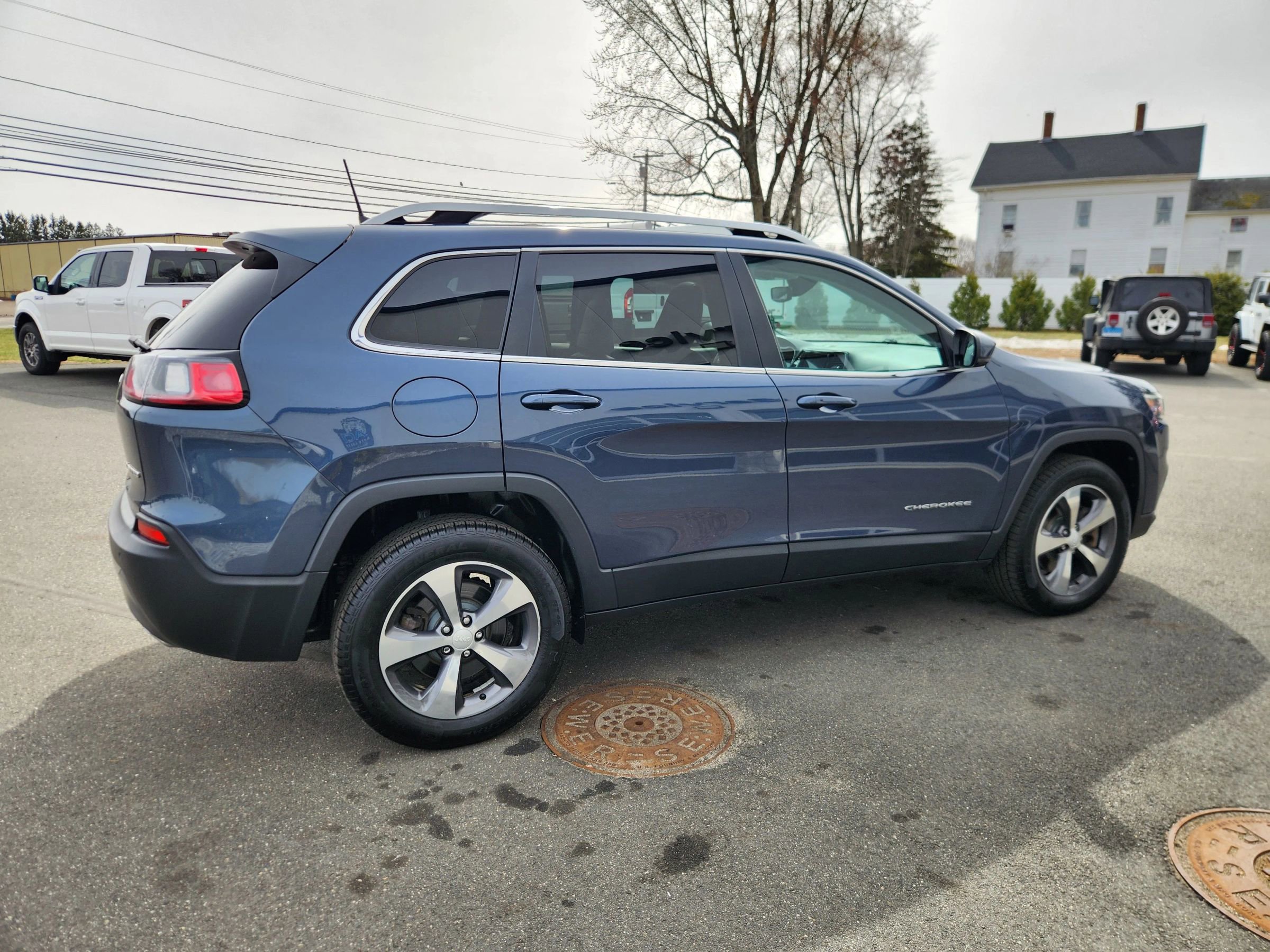Used 2019 Jeep Cherokee Limited image 17