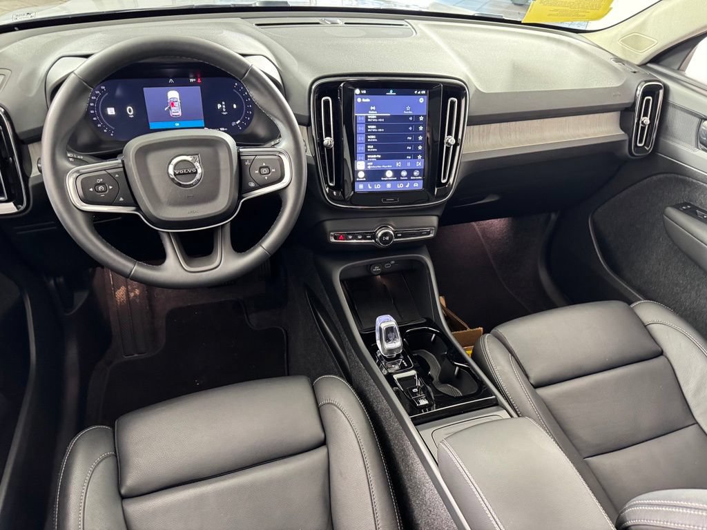 Certified 2025 Volvo XC40 B5 Plus AWD/4WD image 15