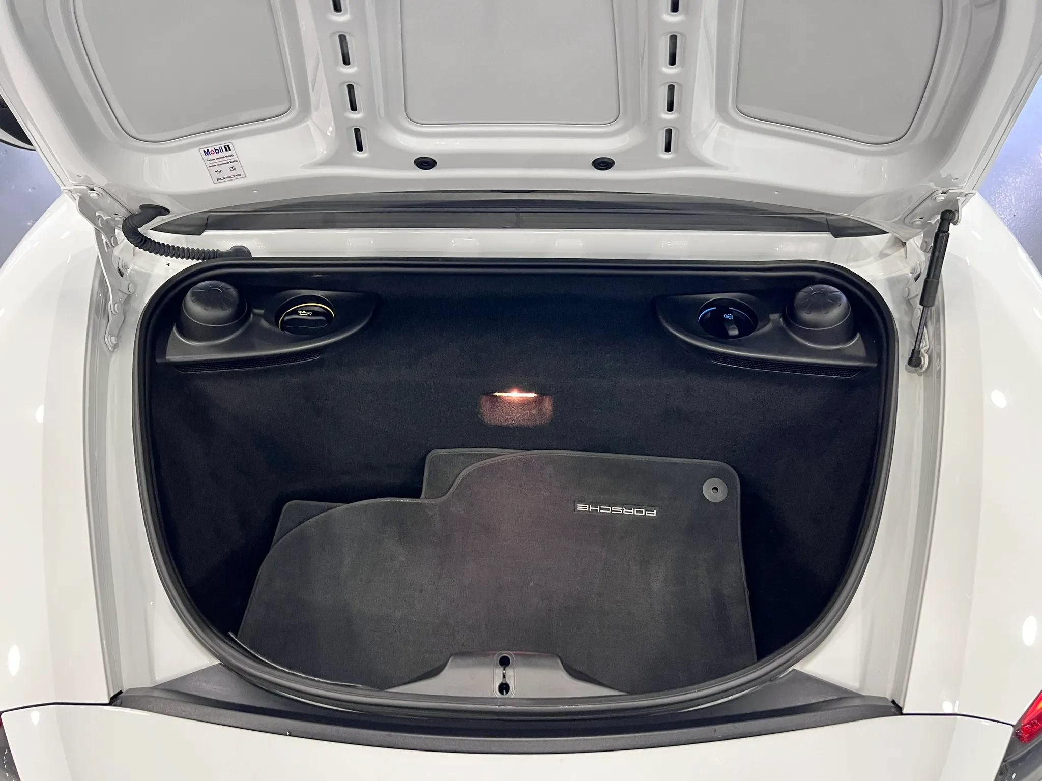 Used 2018 Porsche 718 Boxster RWD image 19