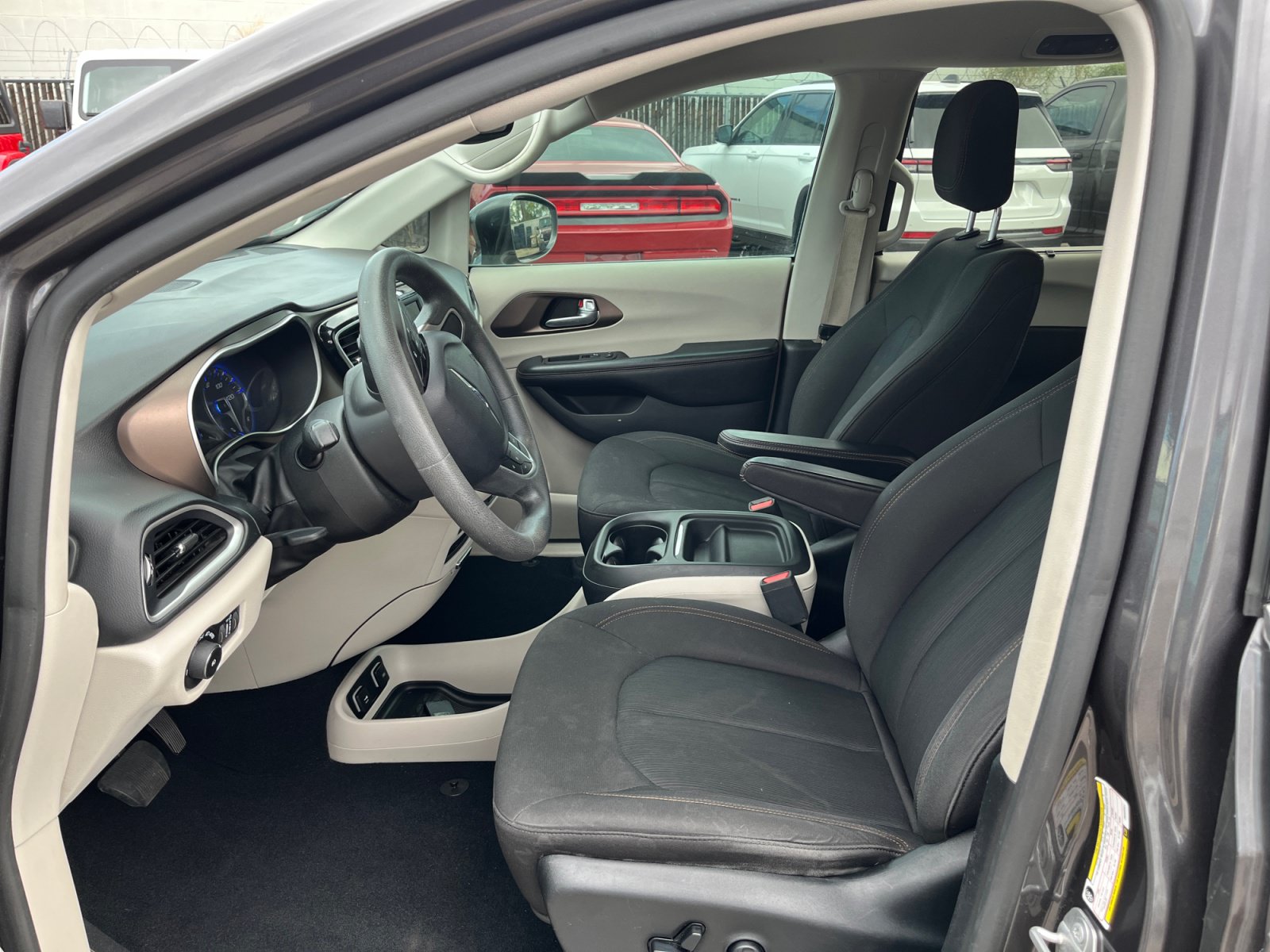 Used 2018 Chrysler Pacifica Touring Plus w/ Tire & Wheel Group FWD image 14