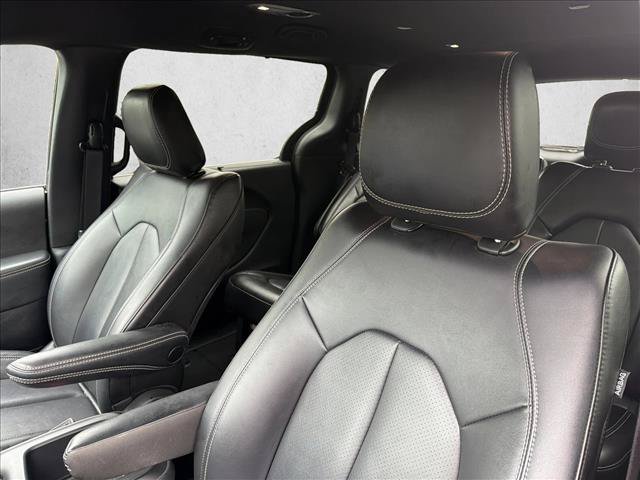 Used 2025 Chrysler Pacifica Select FWD image 12