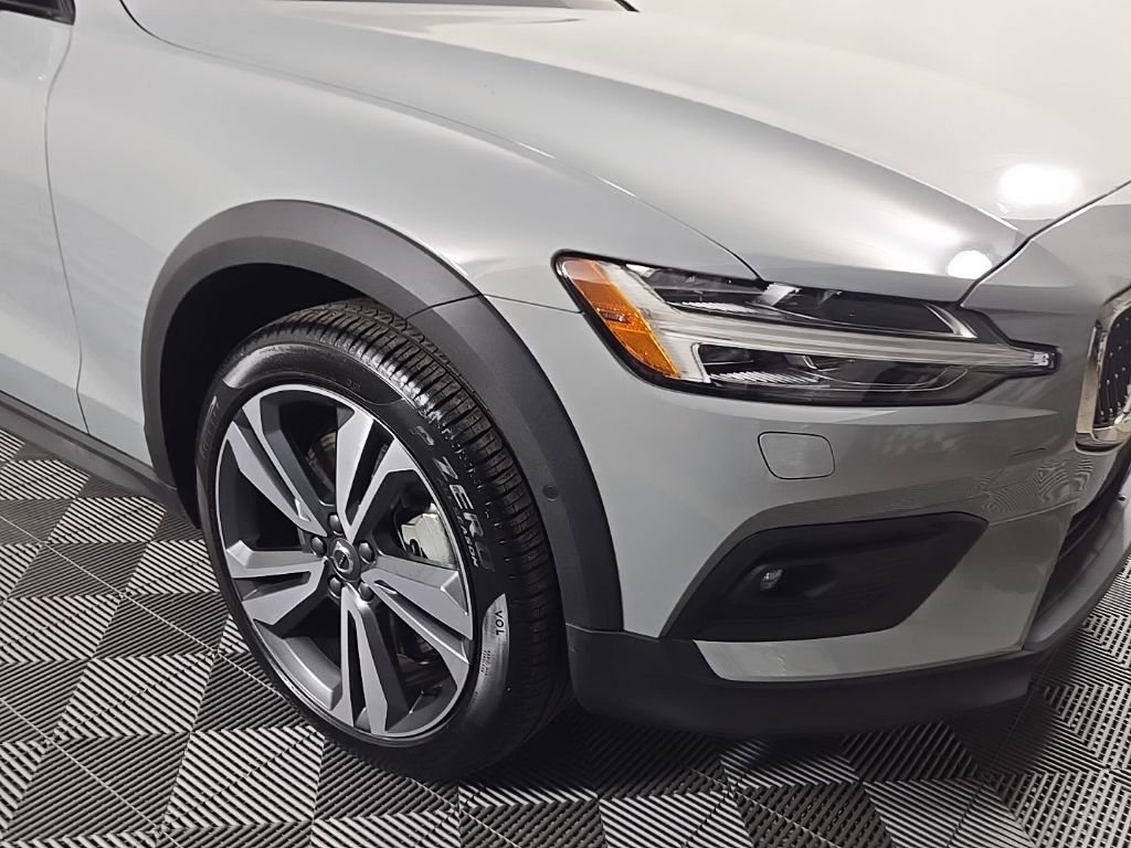 Certified 2025 Volvo V60 B5 Cross Country Plus image 3