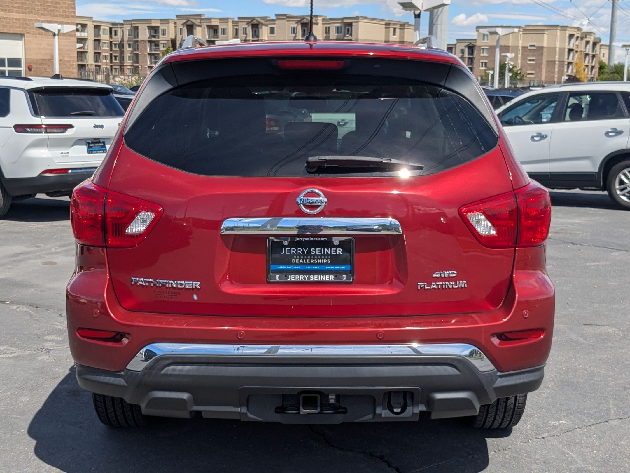 Used 2017 Nissan Pathfinder Platinum w/ Family Entertainment Package AWD/4WD image 4