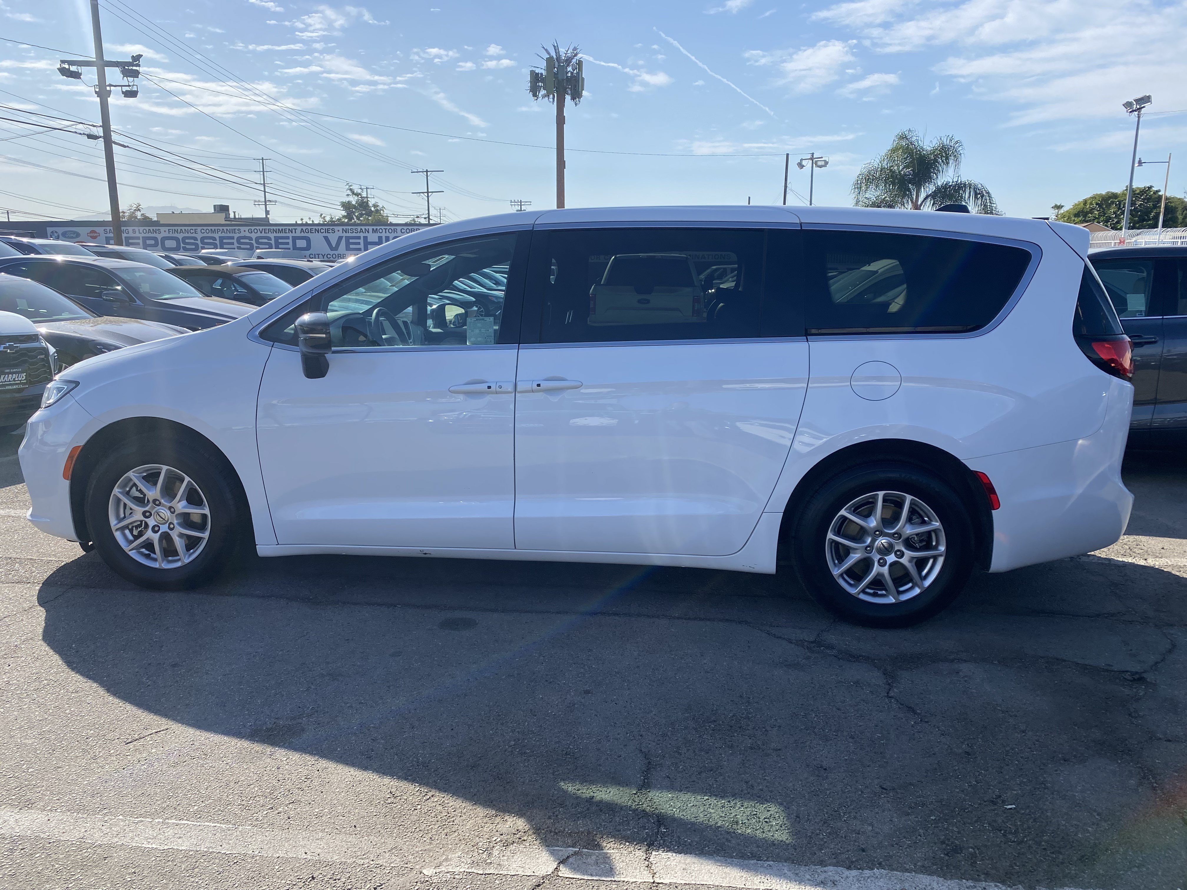 Used 2024 Chrysler Pacifica Touring FWD image 8