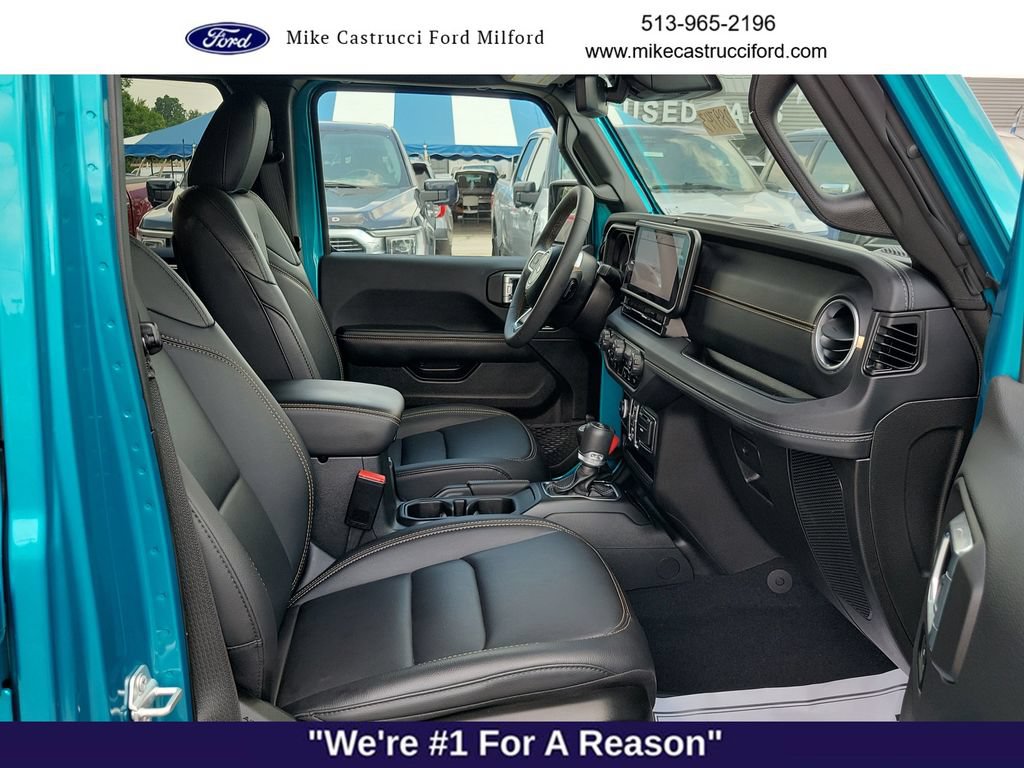 Used 2024 Jeep Wrangler Unlimited Sahara w/ Technology Group AWD/4WD image 22