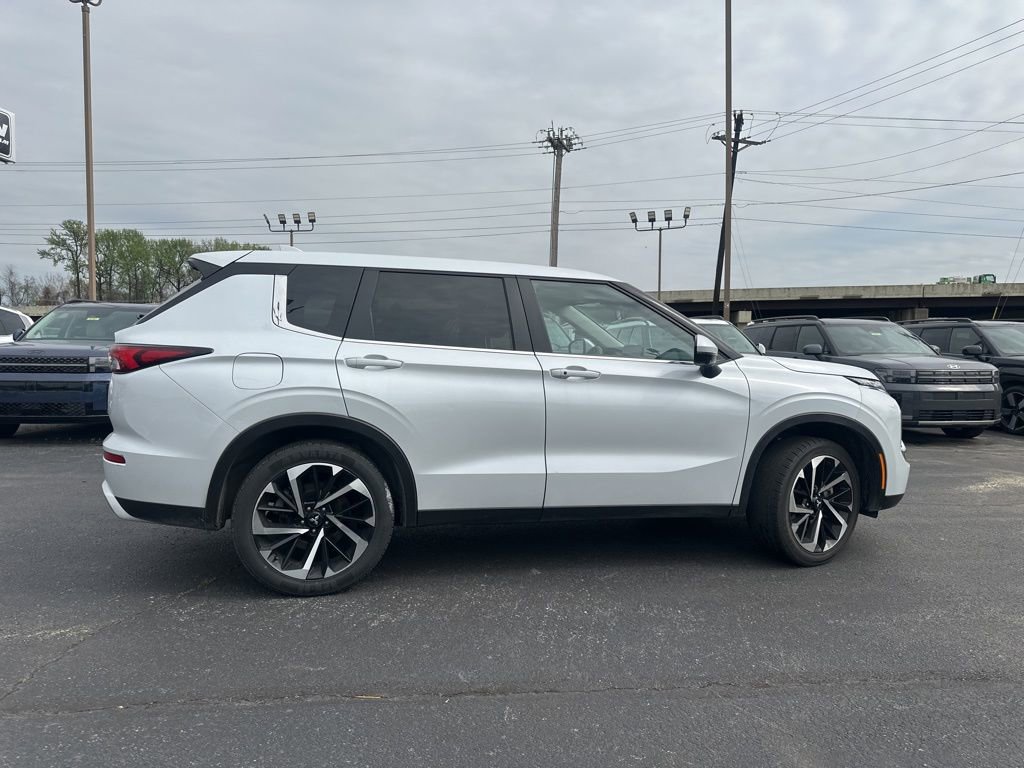 Used 2024 Mitsubishi Outlander SE image 4