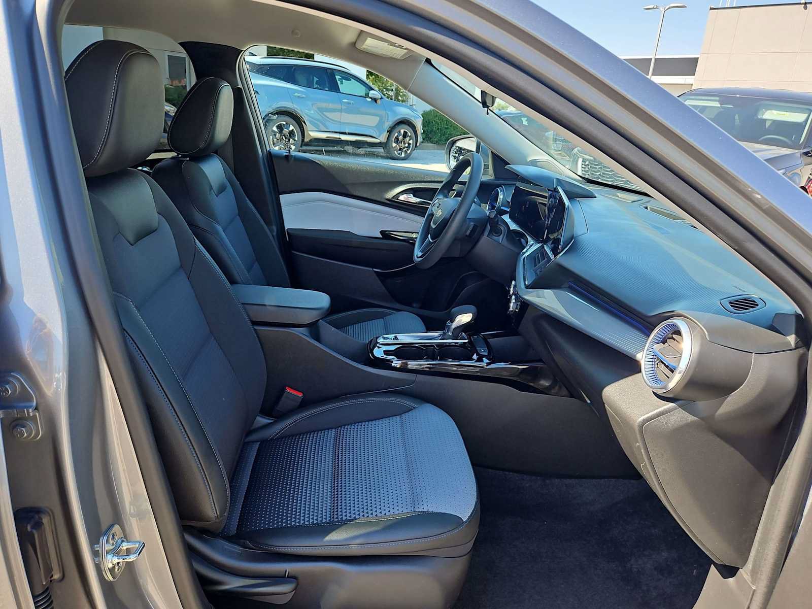 Used 2025 Chevrolet Trax LT FWD image 21