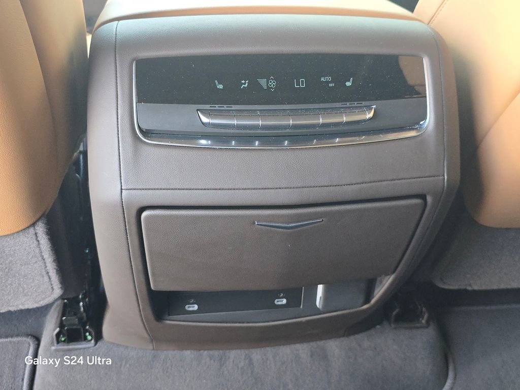 Used 2024 Cadillac Escalade Premium Luxury AWD/4WD image 19
