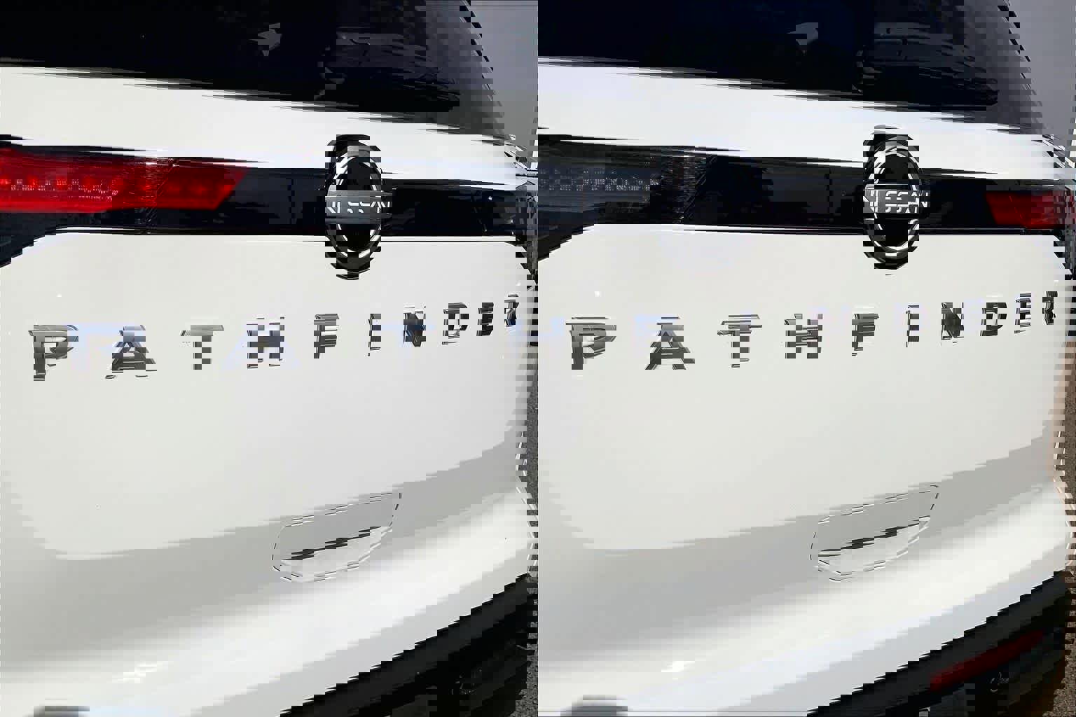 Used 2025 Nissan Pathfinder SV FWD image 10