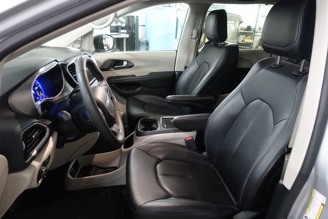 Used 2024 Chrysler Pacifica Touring-L FWD image 10