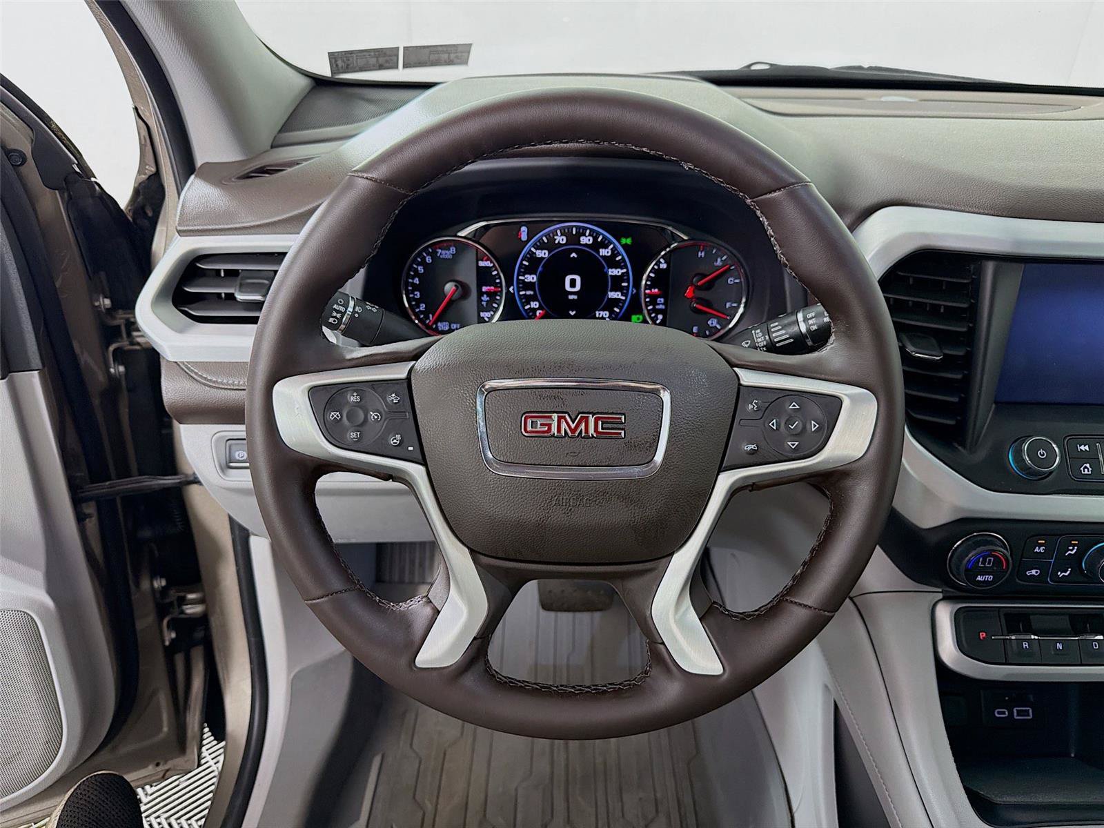Used 2023 GMC Acadia SLT w/ Technology Package AWD/4WD image 3