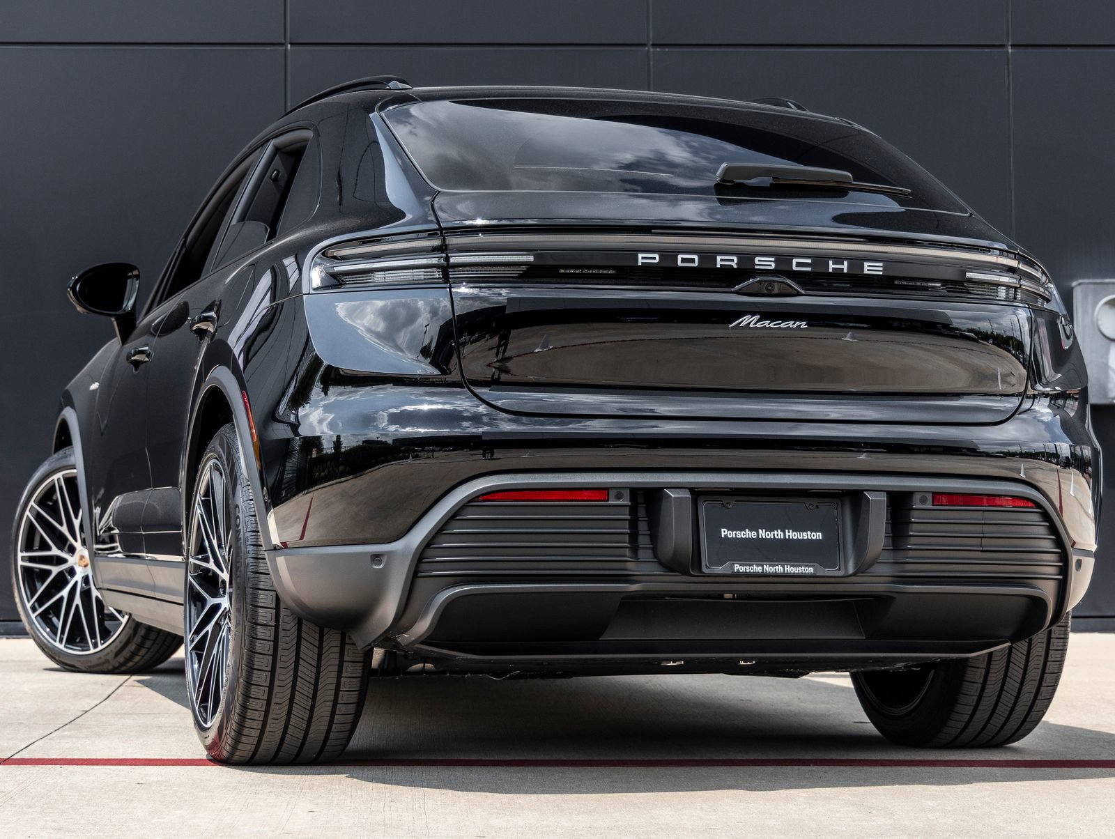 Certified 2025 Porsche Macan Electric image 3