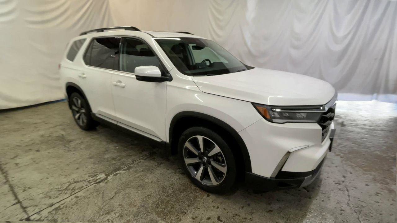 Used 2023 Honda Pilot Touring image 2
