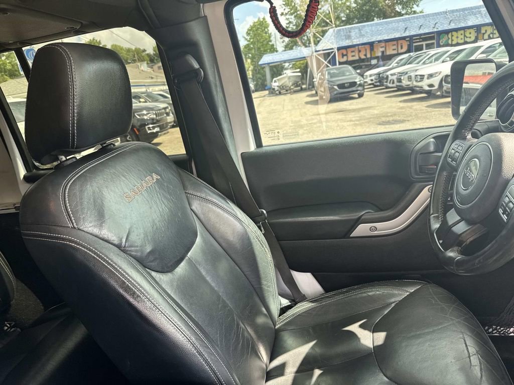 Used 2016 Jeep Wrangler Unlimited Sahara w/ Connectivity Group AWD/4WD image 12