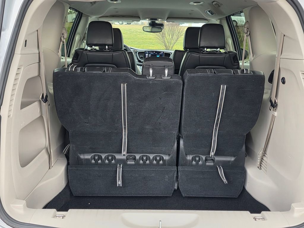 Used 2024 Chrysler Pacifica Touring-L image 32