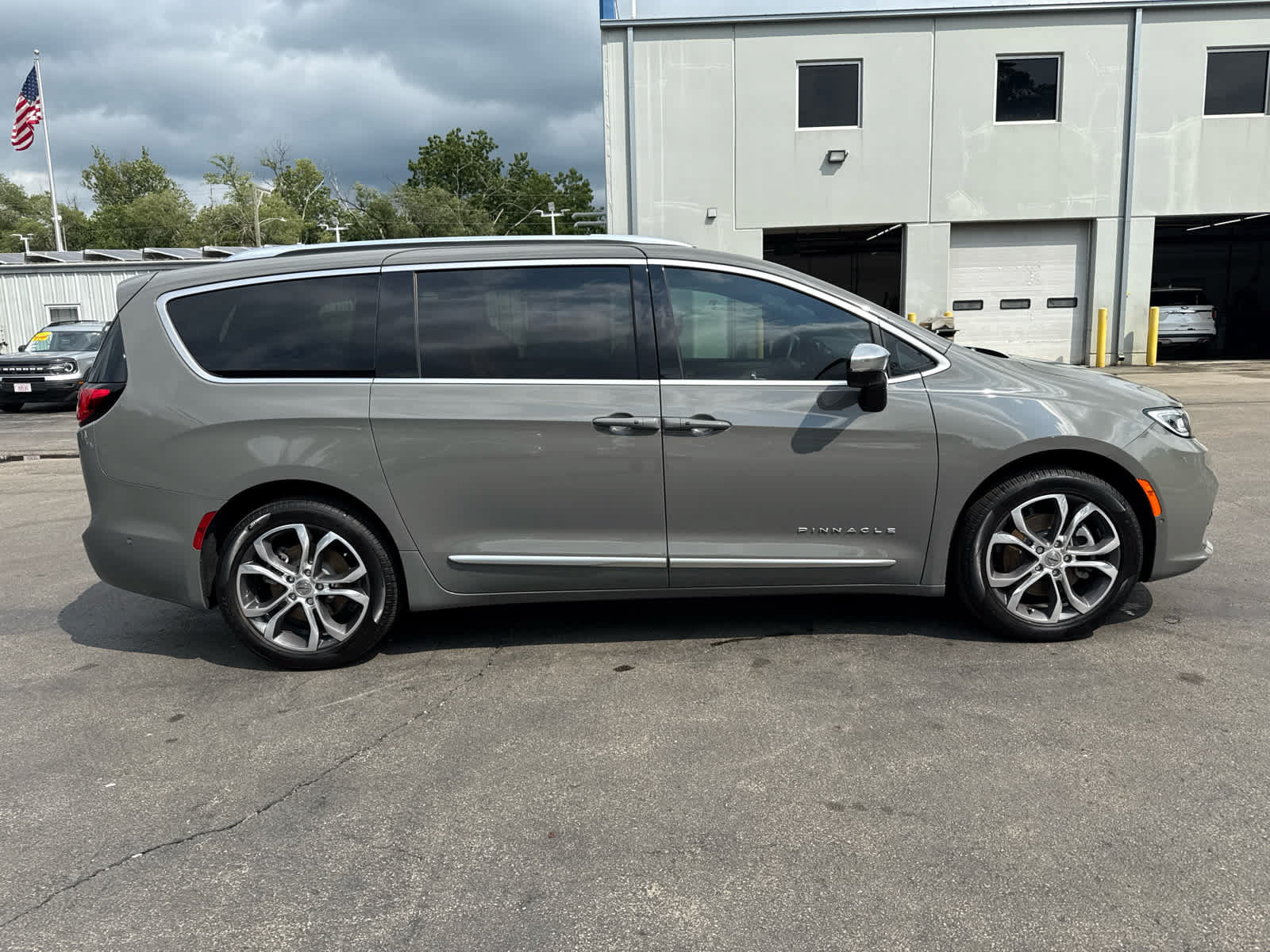 Used 2025 Chrysler Pacifica Pinnacle w/ Trailer Tow Group AWD/4WD image 2