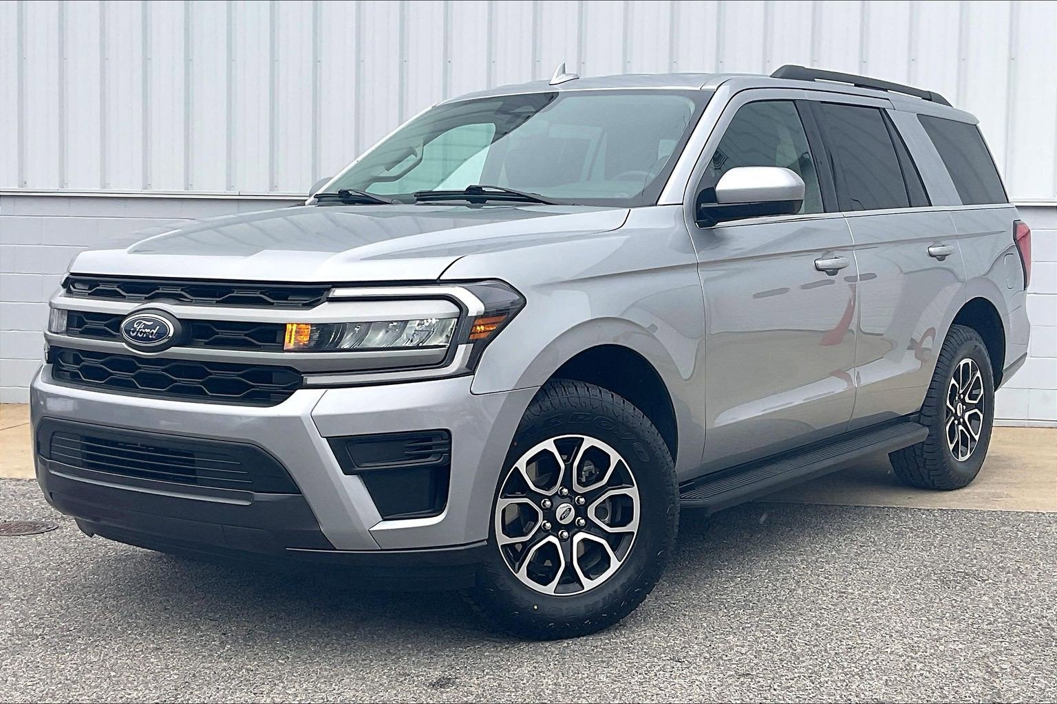 Used 2024 Ford Expedition XLT image 2