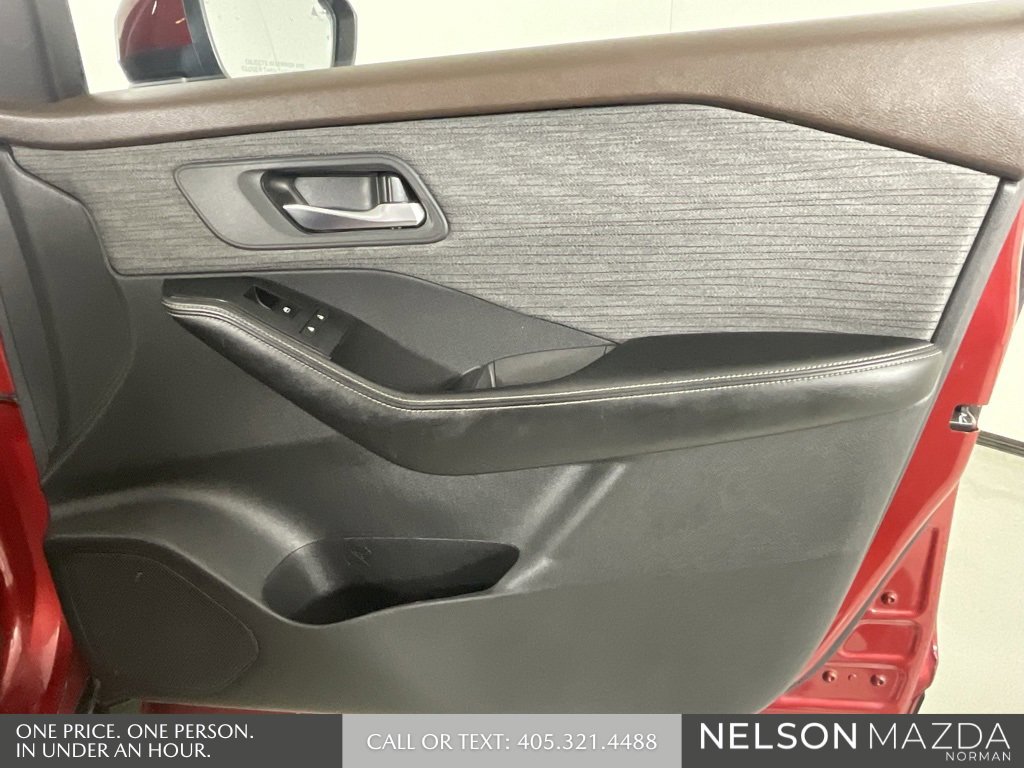 Used 2021 Nissan Rogue SV image 16