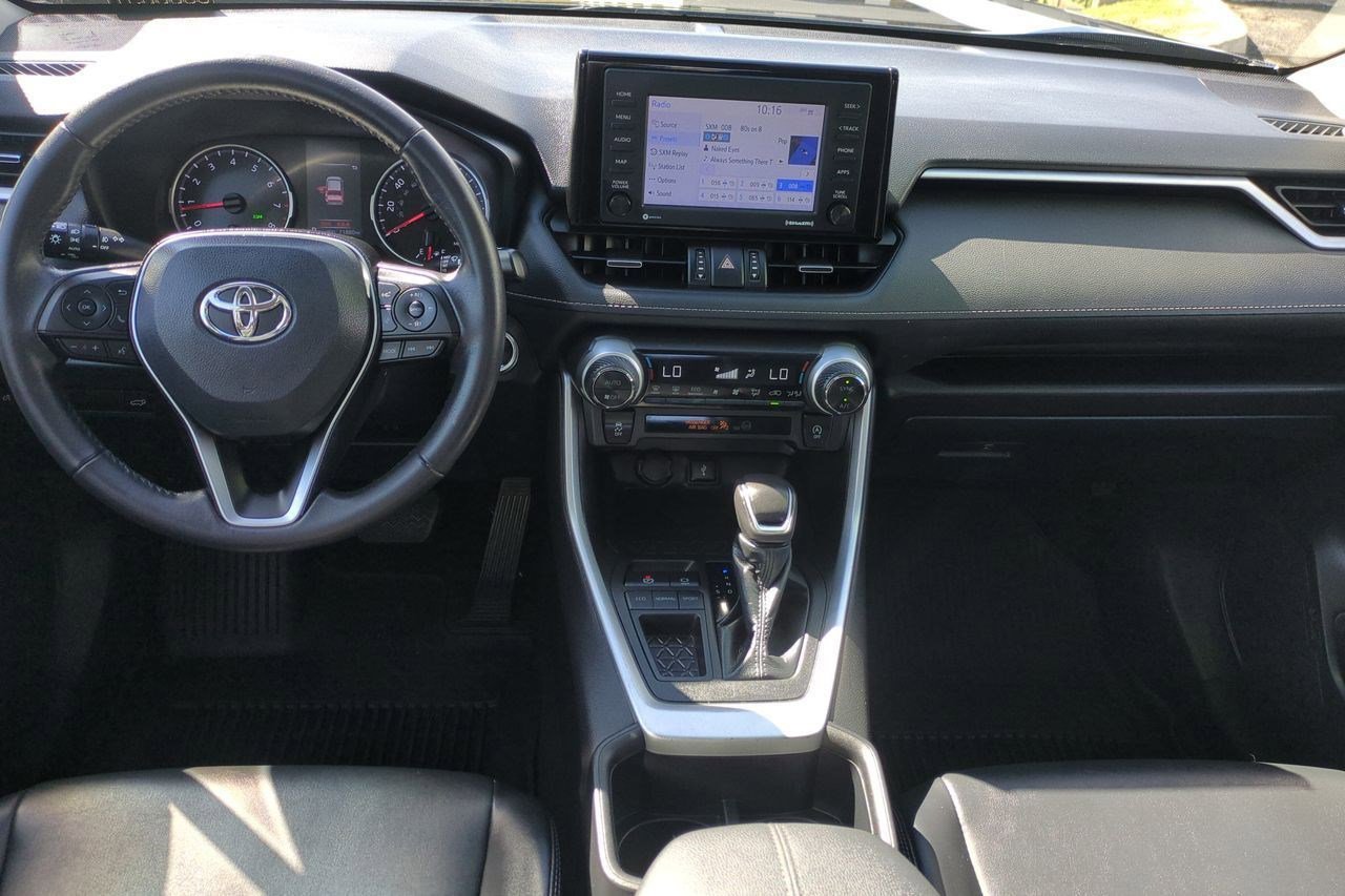 Used 2022 Toyota RAV4 XLE Premium image 21