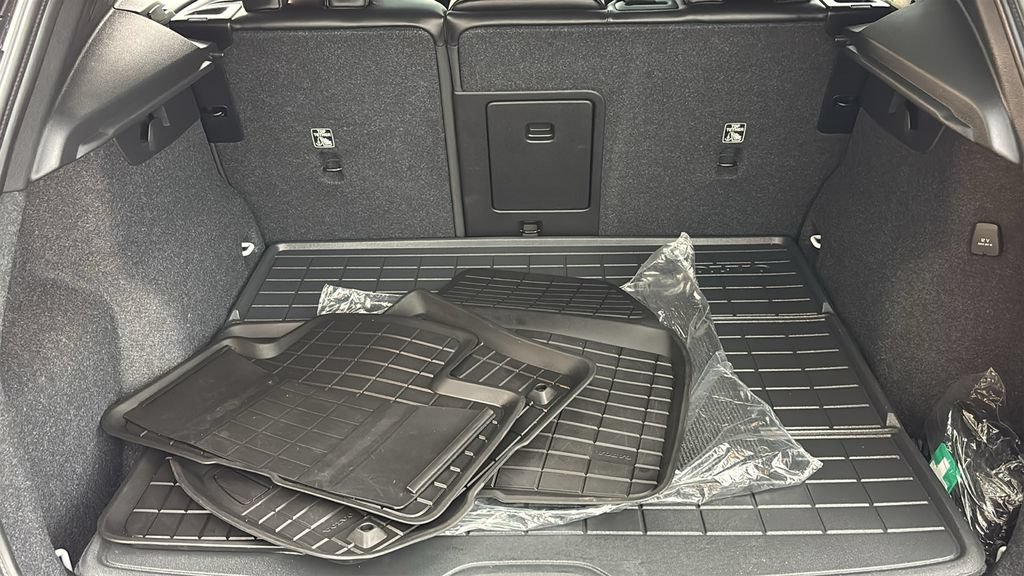 Certified 2024 Volvo XC40 B5 Plus w/ Protection Package Premier AWD/4WD image 31
