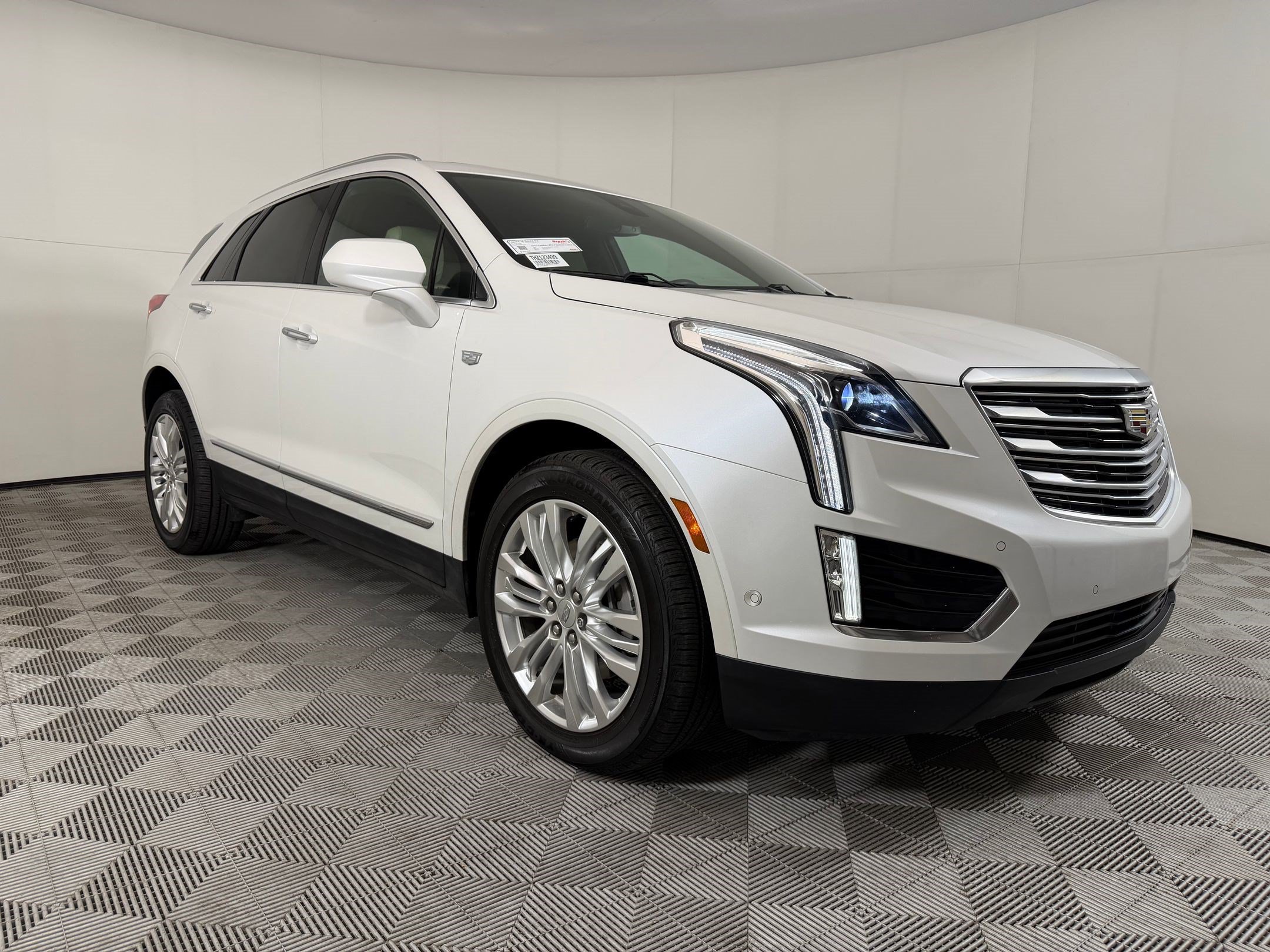 Used 2017 Cadillac XT5 Premium Luxury w/ Driver Assist Package FWD image 6