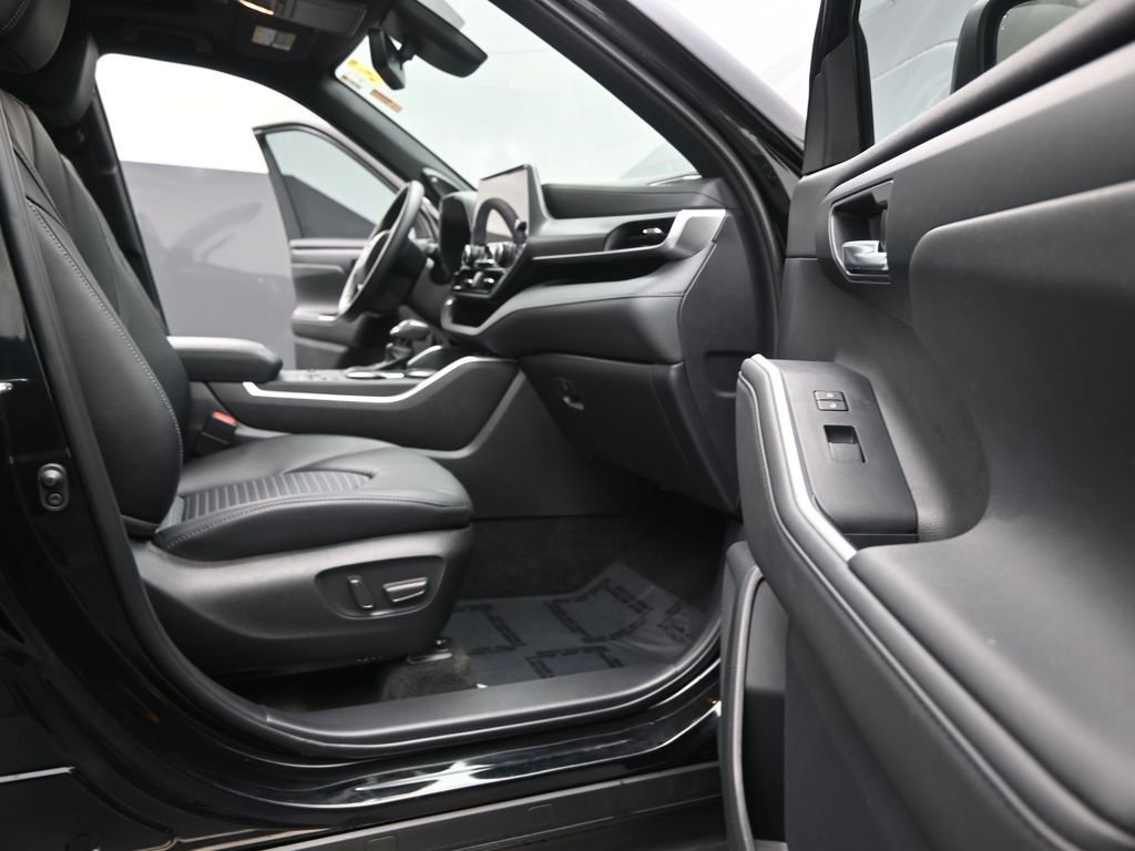 Used 2024 Toyota Highlander XSE image 17