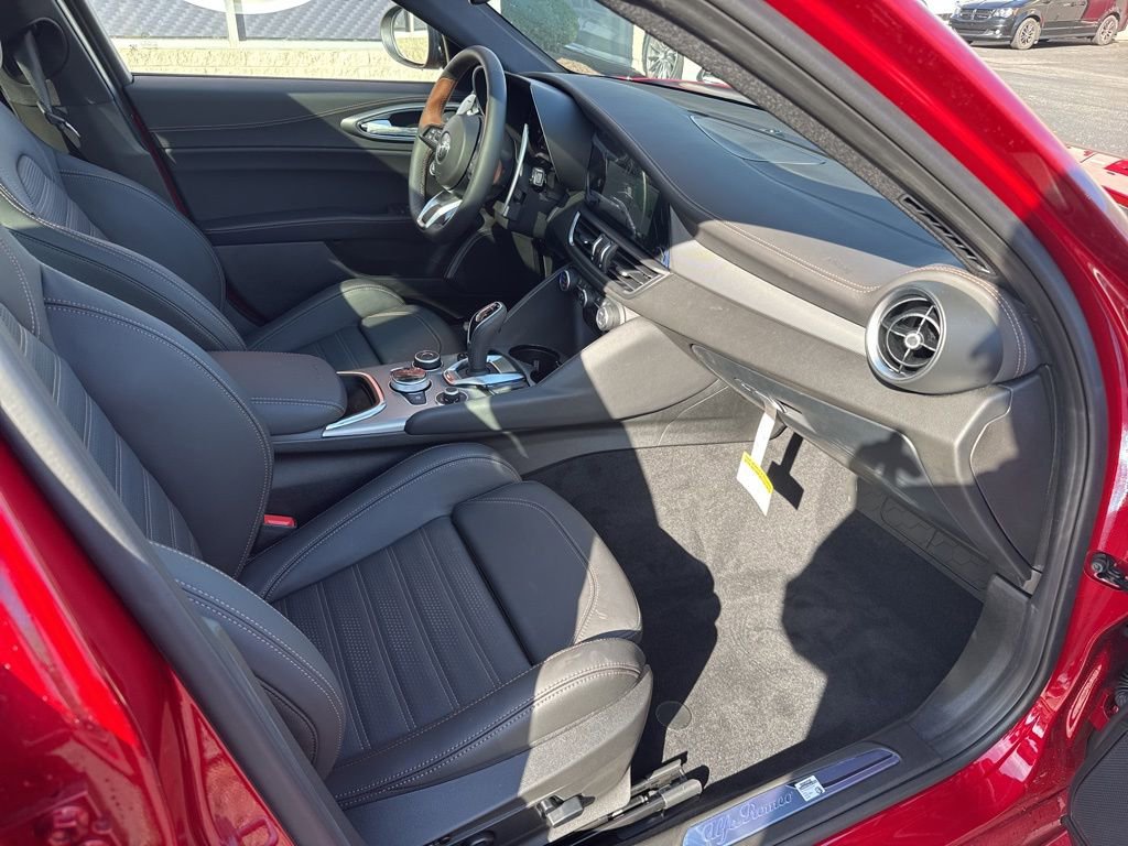 New 2025 Alfa Romeo Giulia AWD w/ Driving Assist Package image 22