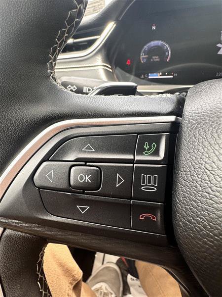 Used 2025 Jeep Grand Cherokee Altitude AWD/4WD image 24