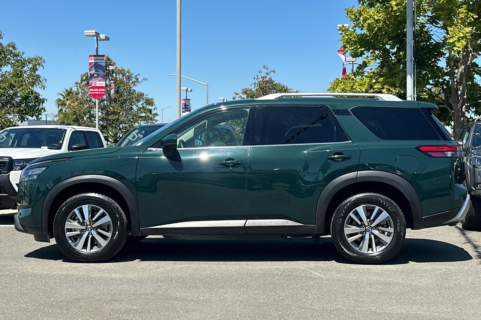 Certified 2025 Nissan Pathfinder SL FWD image 7