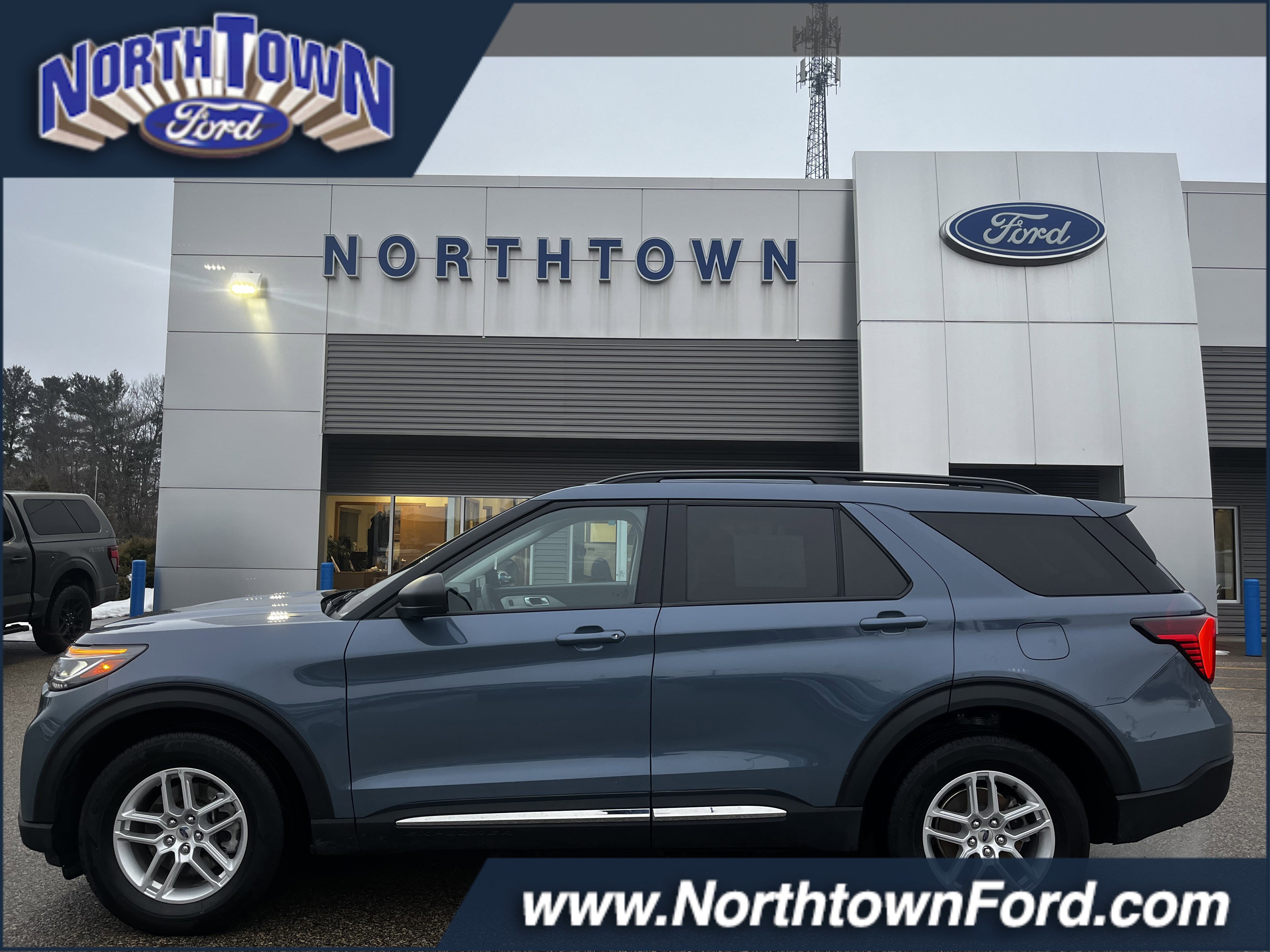Used 2025 Ford Explorer Active AWD/4WD image 1