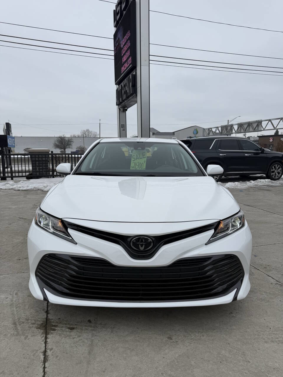 Used 2020 Toyota Camry LE image 2