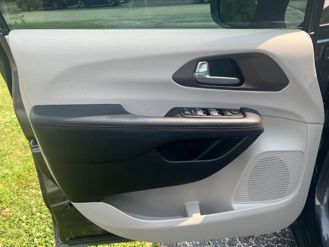 Used 2019 Chrysler Pacifica Touring-L FWD image 9