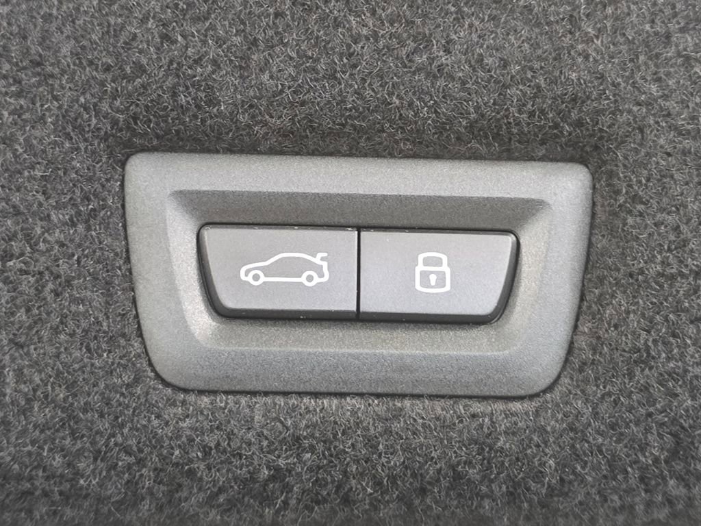 New 2026 BMW 750e xDrive w/ Premium Package image 23