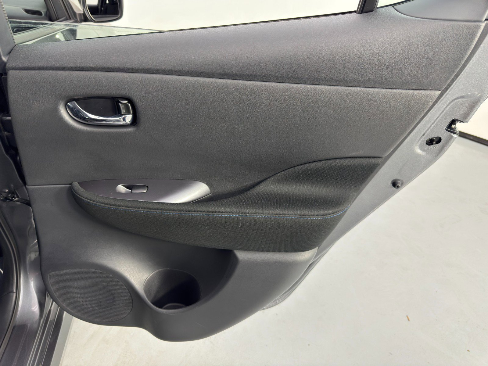 Used 2025 Nissan Leaf S image 37