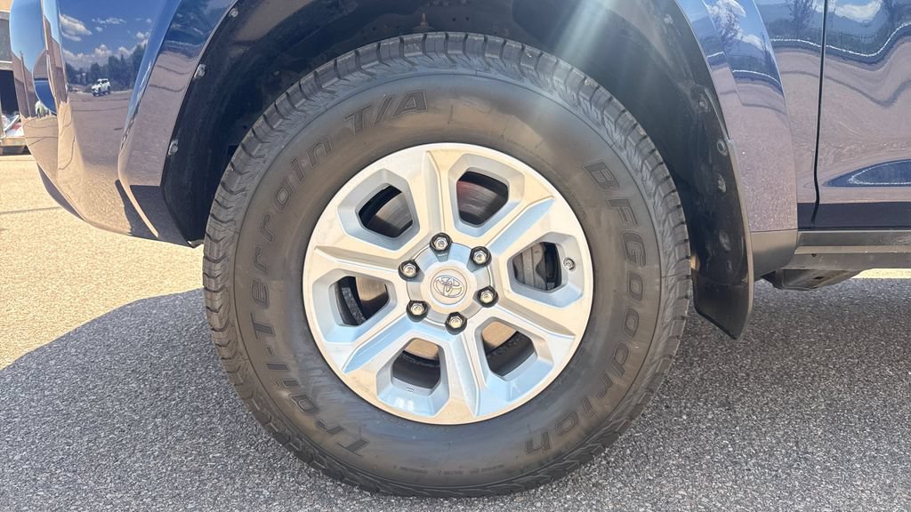 Used 2017 Toyota 4Runner SR5 AWD/4WD image 16