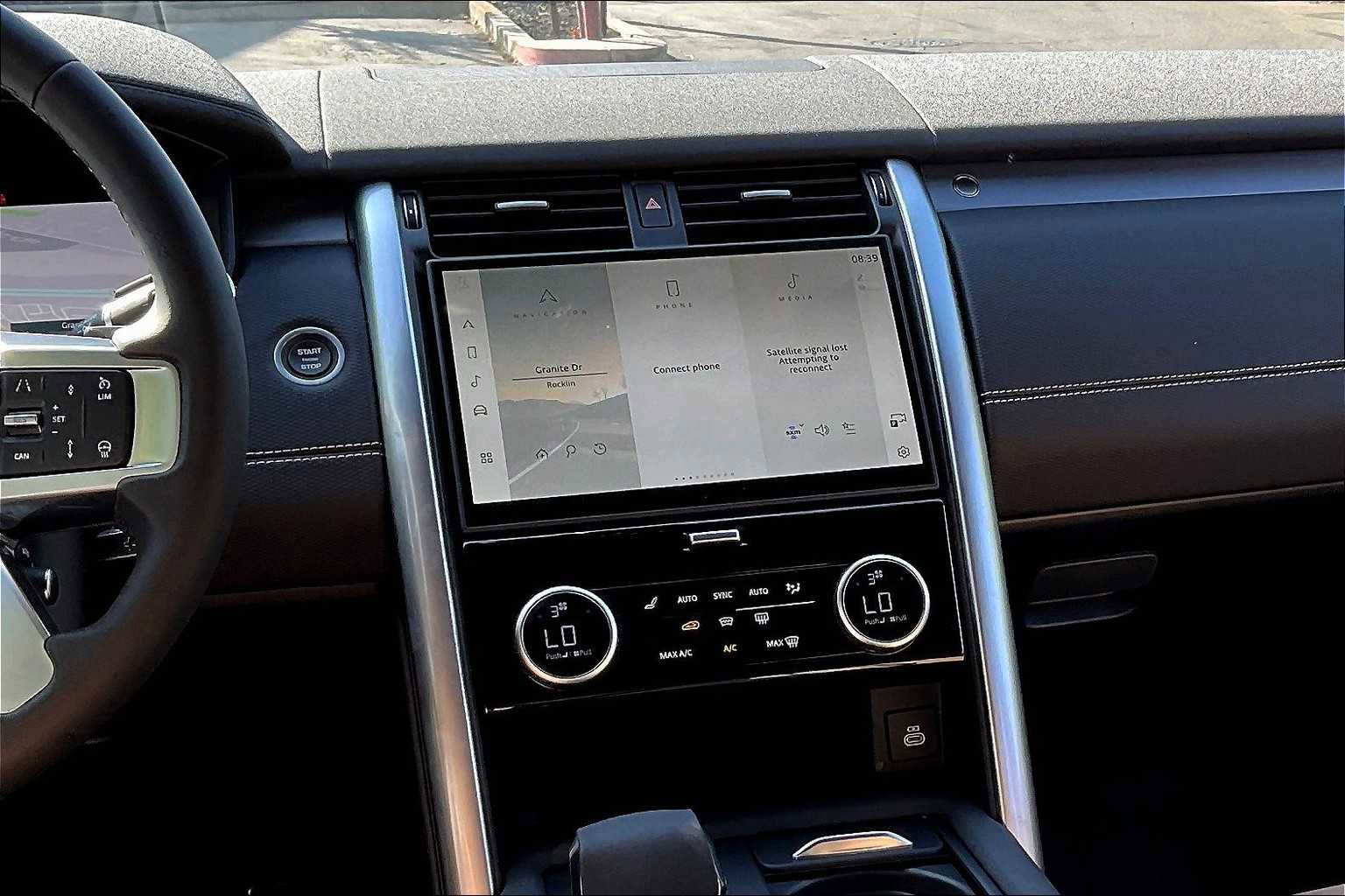 New 2025 Land Rover Discovery Dynamic SE image 9