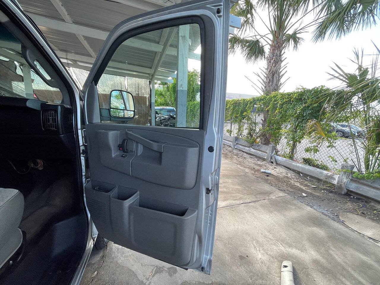 Used 2017 Chevrolet Express 3500 LT w/ LT Preferred Equipment Group RWD image 17