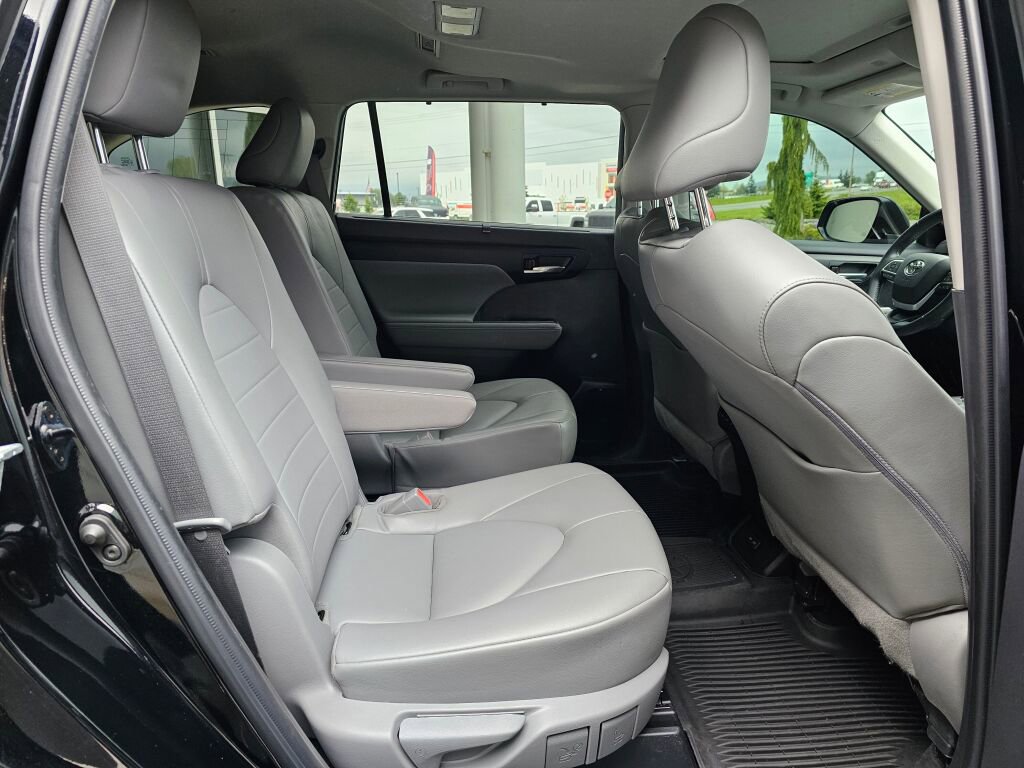 Used 2022 Toyota Highlander XLE AWD/4WD image 13