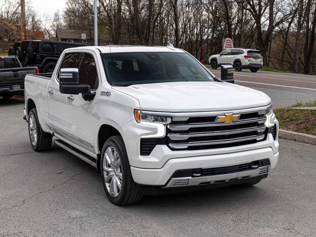 Used 2024 Chevrolet Silverado 1500 High Country w/ Technology Package AWD/4WD image 3
