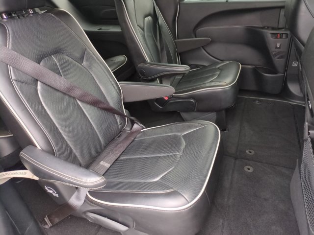 Used 2025 Chrysler Pacifica Limited FWD image 31
