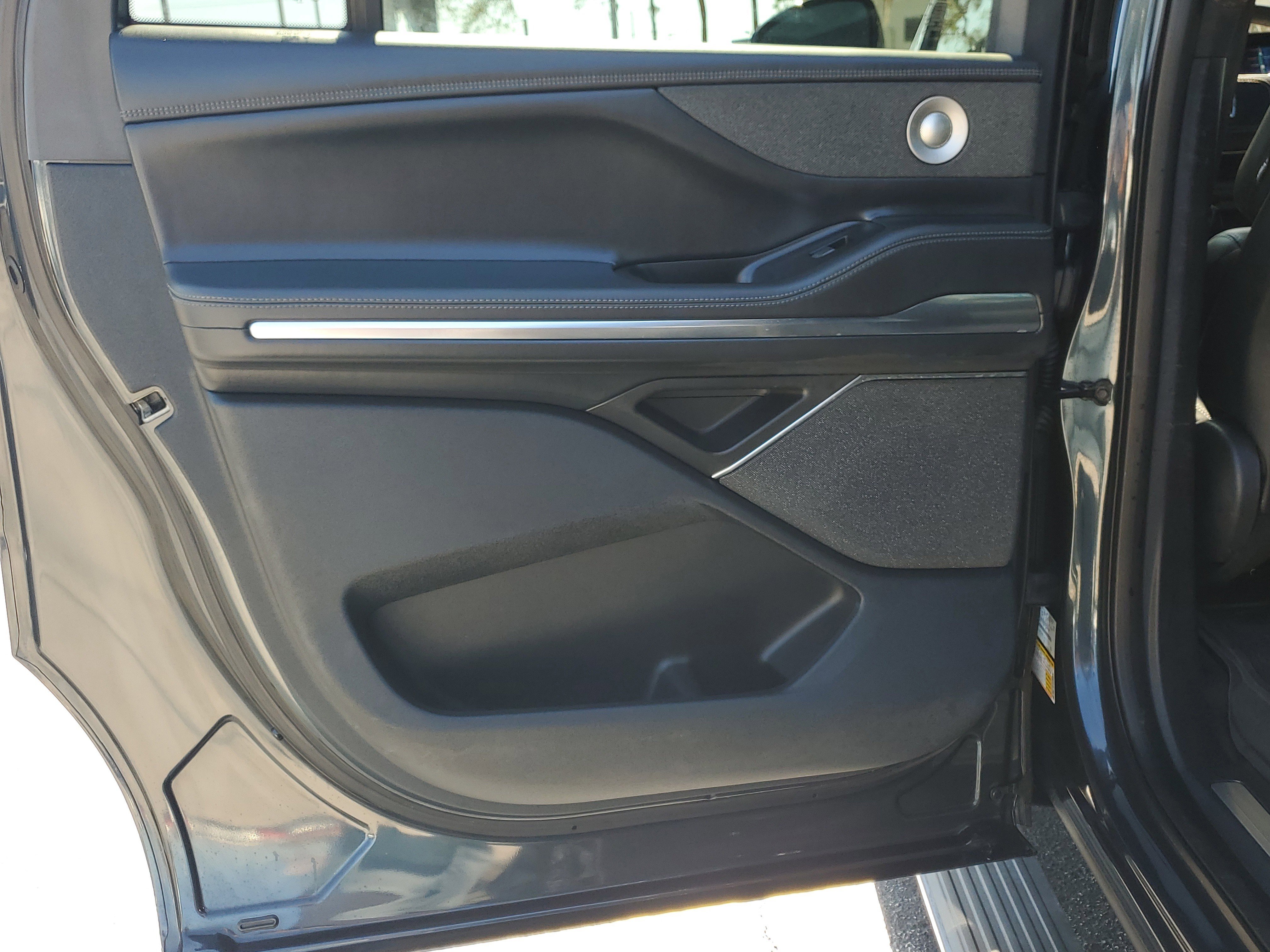 Used 2025 Lincoln Navigator L Reserve w/ Jet Appearance Package image 10