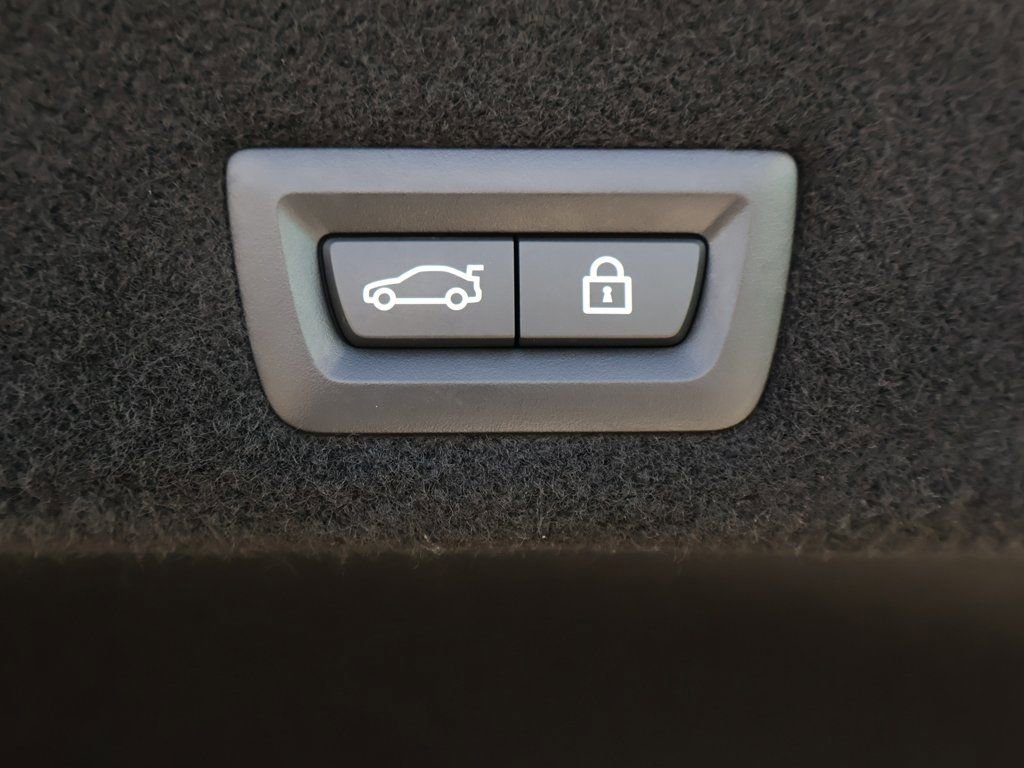 Used 2022 BMW 740i w/ M Sport Package image 23