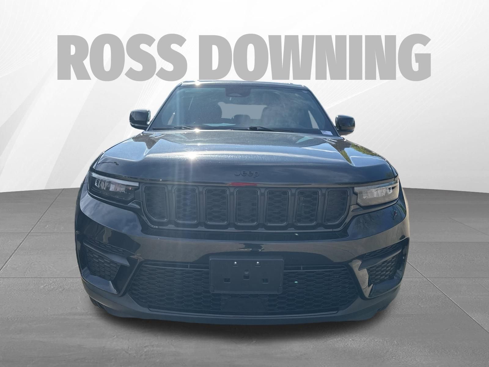 Used 2025 Jeep Grand Cherokee Altitude AWD/4WD image 2