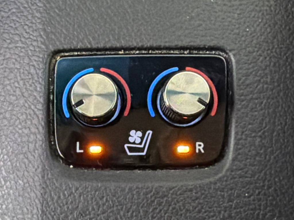 Used 2014 Toyota Avalon Limited FWD image 31