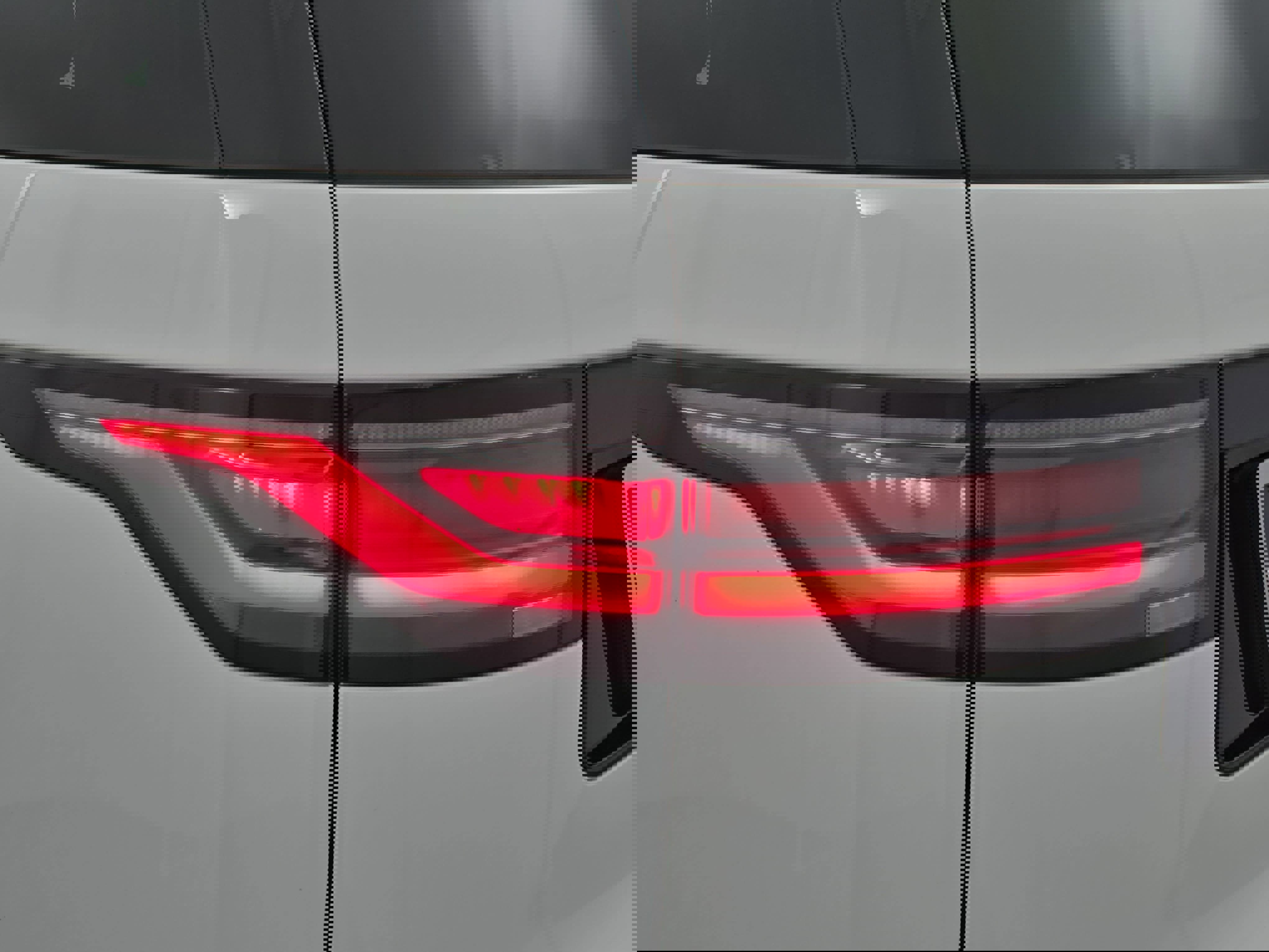 Used 2024 Land Rover Discovery Metropolitan Edition image 36