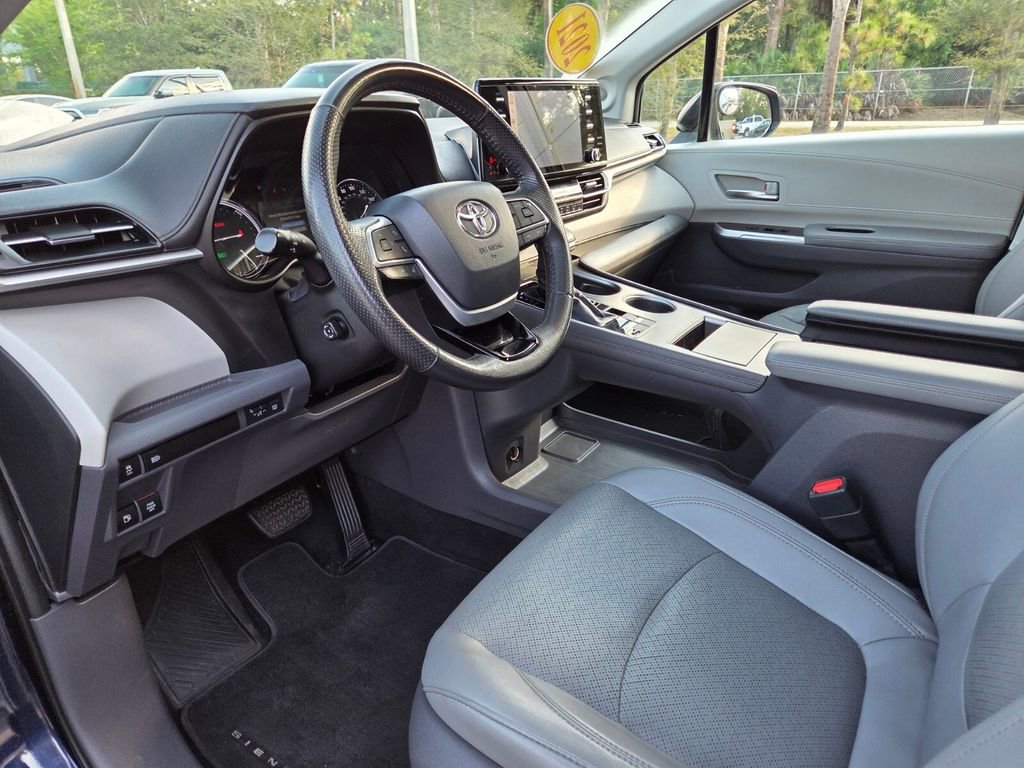 Used 2021 Toyota Sienna Limited image 28