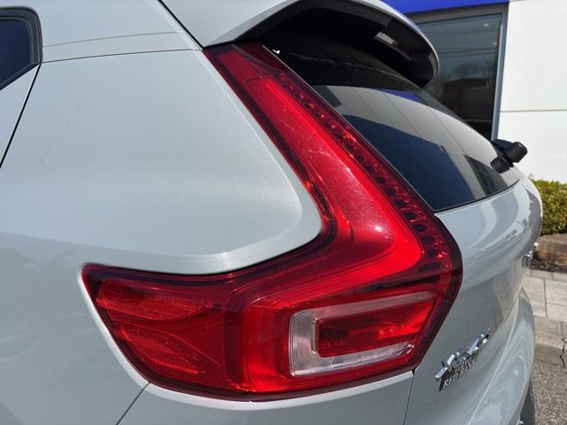 Used 2025 Volvo XC40 B5 Plus AWD/4WD image 11