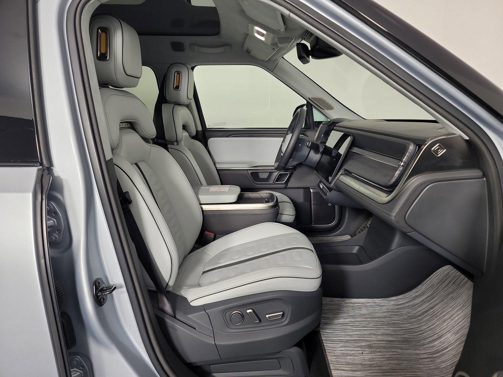 Used 2023 Rivian R1T Adventure image 23